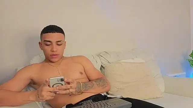 Apolo_Austin live cam on StripChat