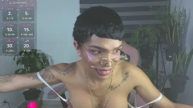 Queen_Morena live cam on StripChat