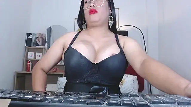 hugecockpaula
