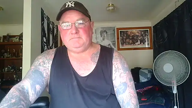KINKYBLUEYES69 live cam on StripChat