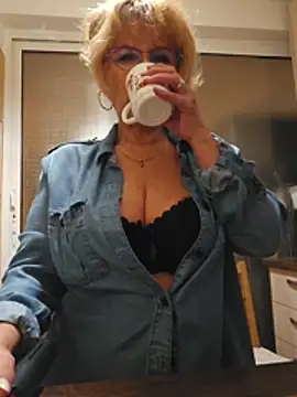elacoquette (Ask my age) - Cum time...squirt all over