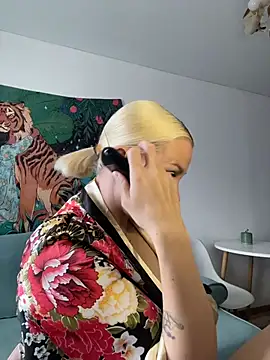 Avery_Wilson live cam on StripChat