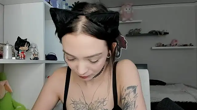 PurrYuna live cam on StripChat