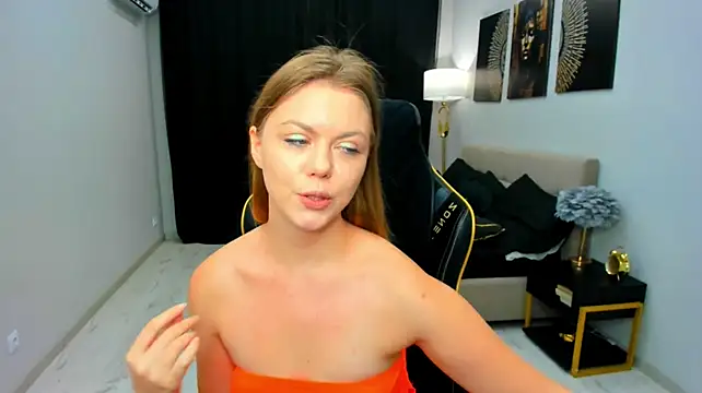 Strawberrye live cam on StripChat