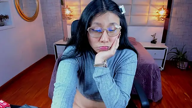 Lucia_Larson webcam