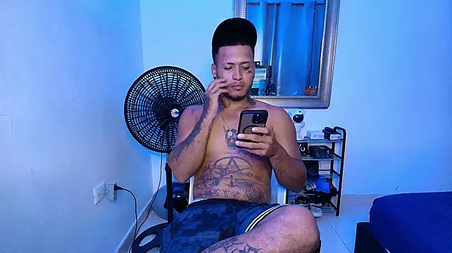 crow_black00 live cam on StripChat