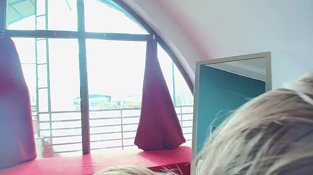 GlowingBlondie webcam