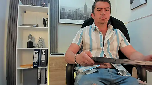 juankfit_45 (M mature) - shirtless and playing with my hairy ches