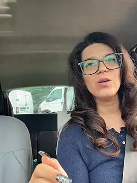NadiraNoor live cam on StripChat