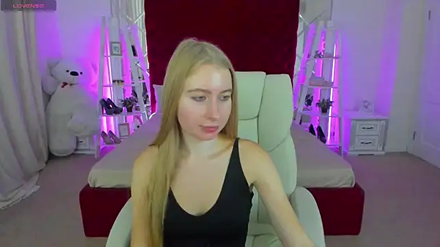 Alina_Blonde live cam on StripChat
