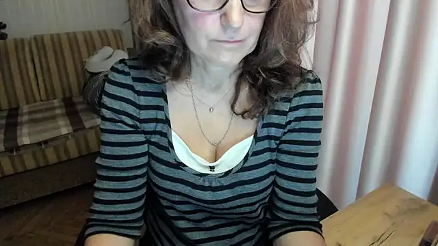lauraoven live cam on StripChat