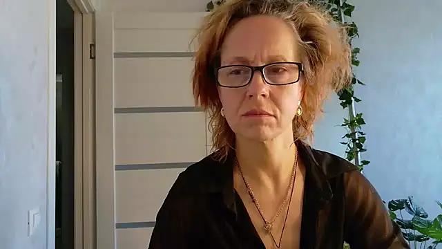LioraWeiss live cam preview