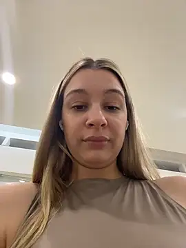 Show de webcam en vivo con SashaCatt - Juguetes Lovense interactivos disponibles