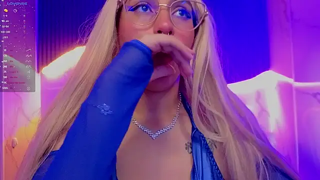 Strawberry_cute_b live cam on StripChat