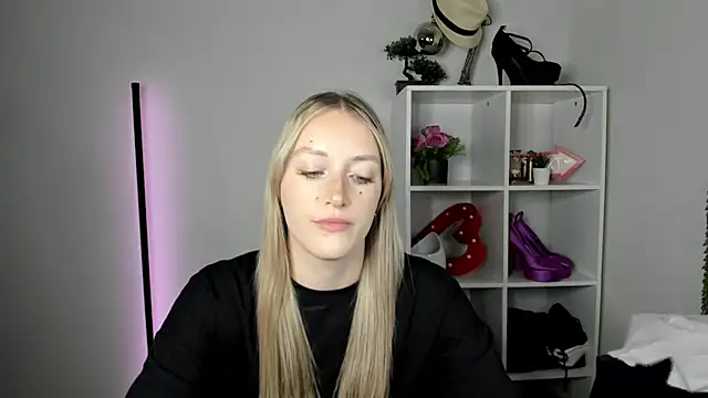 EvelynBlond live cam on StripChat