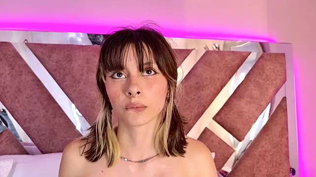 AbrillCute_ live cam on StripChat