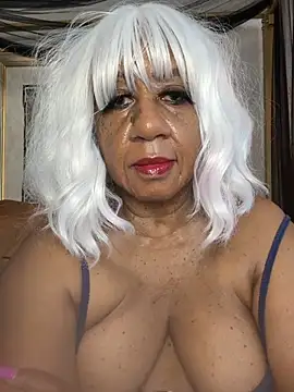 BreanaDivine live cam on StripChat