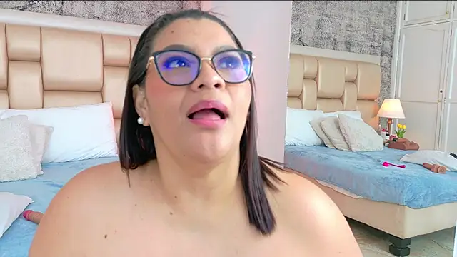 SelennaCooper live cam on StripChat