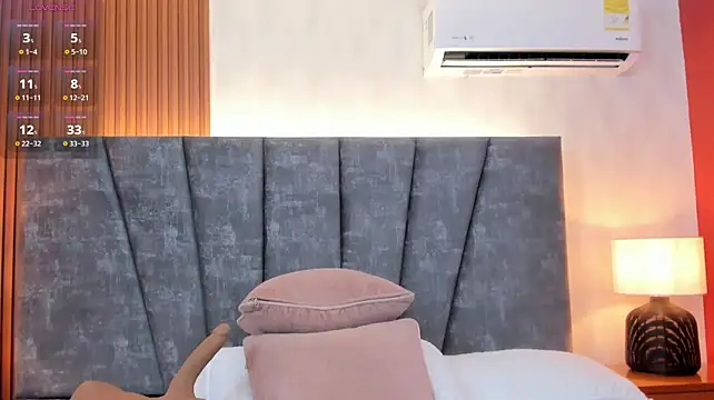 Mommy_Naughty live cam on StripChat