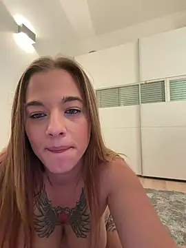 Luna_Lynn live cam on StripChat
