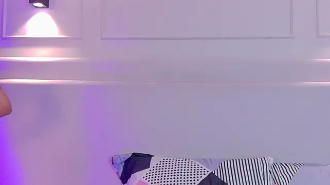 naomiklarc live