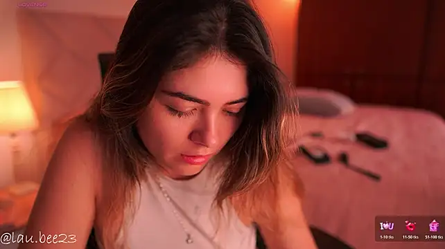 Lau_Bee live cam on StripChat