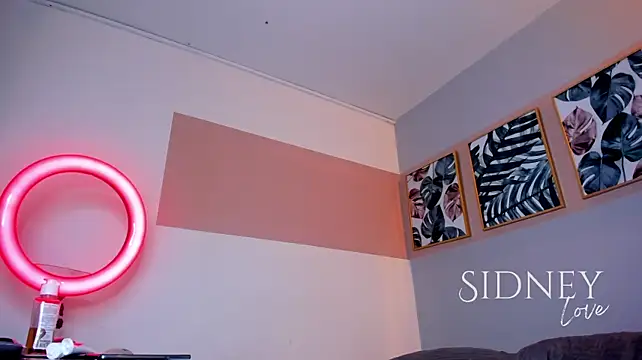 sidneeylovee live cam on StripChat
