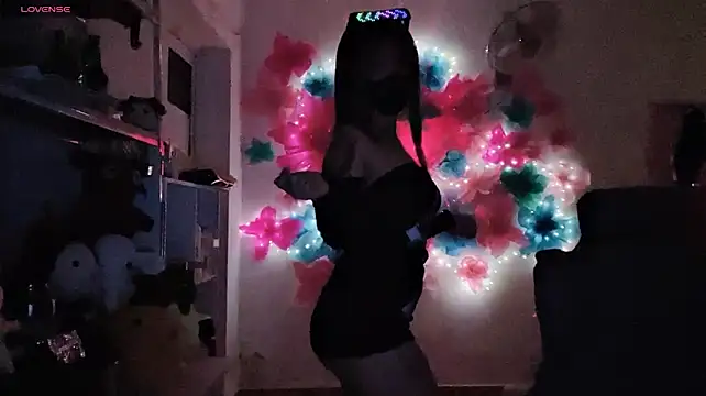 Tieu-May live sex cam