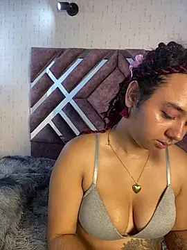 Emilia_Pink live cam on StripChat