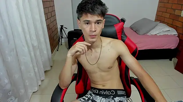 Aron_Boyy on Stripchat