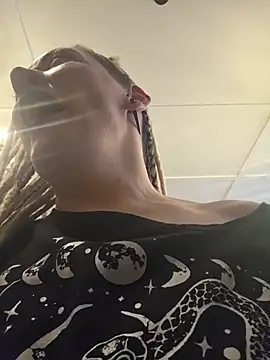 PinkTheHawk live cam preview