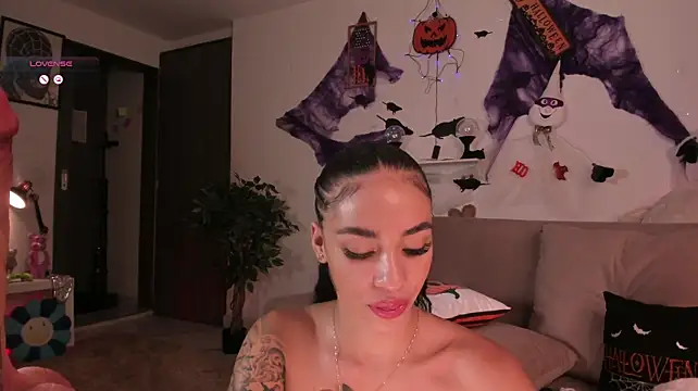 pretty_pettite live cam on StripChat