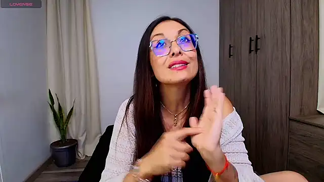 Swetisabella01 live cam on StripChat