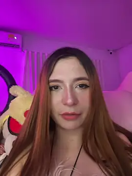 LuciaLaurent live cam on StripChat