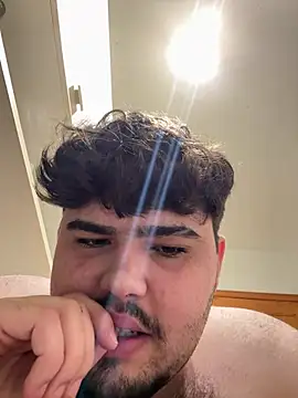Yannick04 on Stripchat
