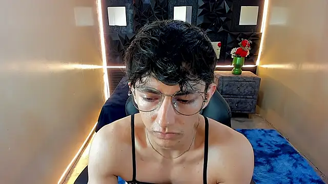 ElanGiraldo live cam on StripChat