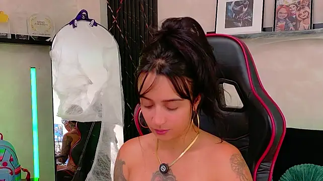 EmmyEvans1 live cam on StripChat