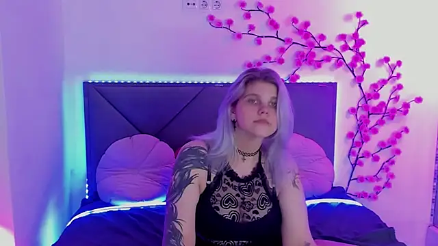 JoannLowe live cam on StripChat