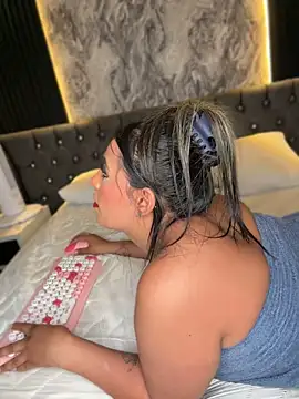 Show de webcam en vivo con Nicky_gh - Juguetes Lovense interactivos disponibles