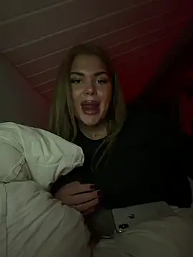 mileasbaby (F young) - Suger på en dildo