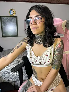 Lunai_gh live cam on StripChat