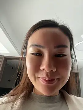 Yioyio-666 live cam on StripChat