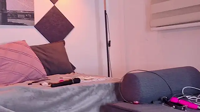 brendazoe (F teen) - fingers in my wet pussy