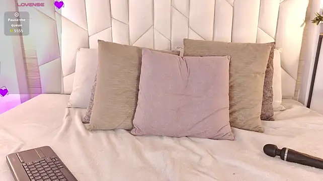ariana__parker live cam on StripChat
