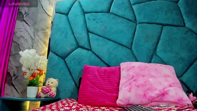JulietaDiamond live sex cam