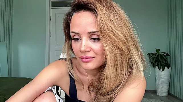 SayraPie live cam preview