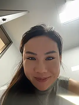 Yioyio-666 live cam on StripChat