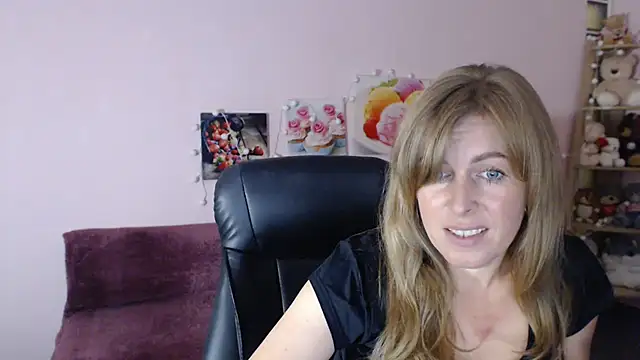 Hot_Milady live cam on StripChat