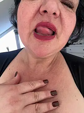 curvymilfmicha live cam on StripChat