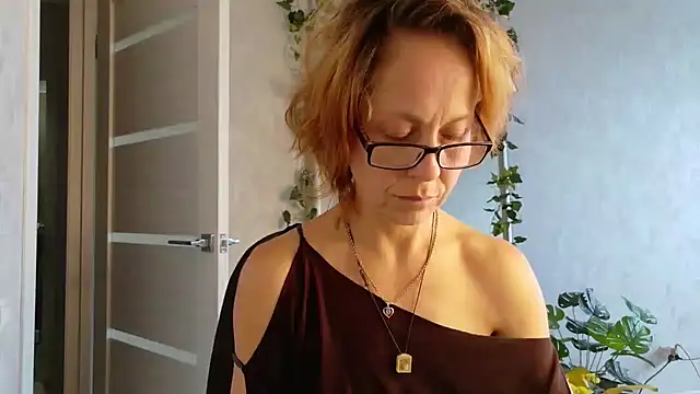 LioraWeiss live cam preview
